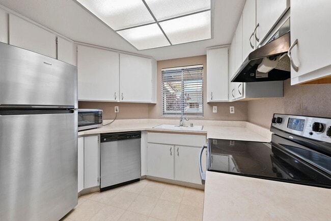 Building Photo - 2Bd/2Bth Condo, hardwood floor, balcony, top floor