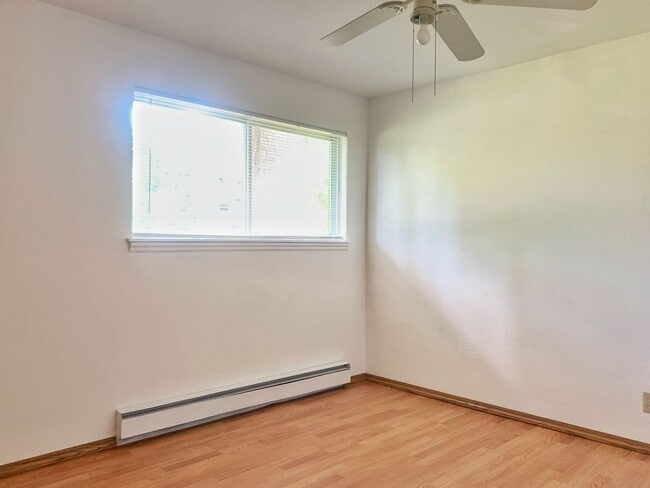 Building Photo - Spacious and bright