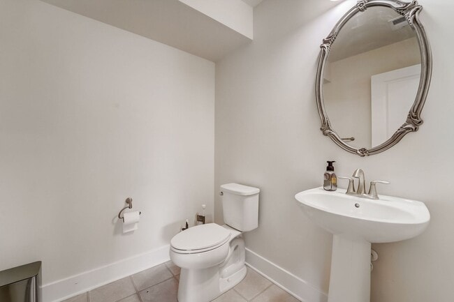 Building Photo - Luxurious 3 BR/2 Full BA & 2 Half BA EOG T...