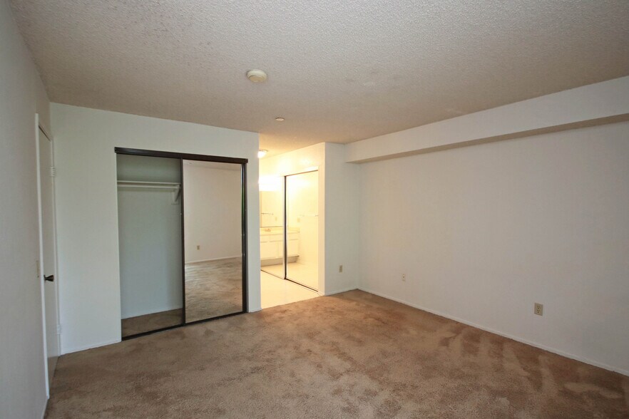 Building Photo - 355 S Marengo Ave