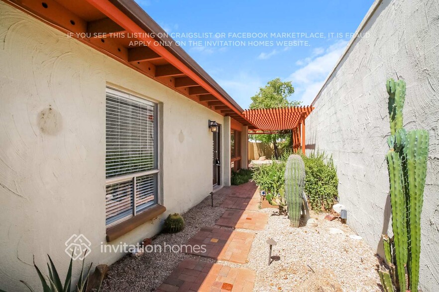 Building Photo - 334 W La Jolla Dr