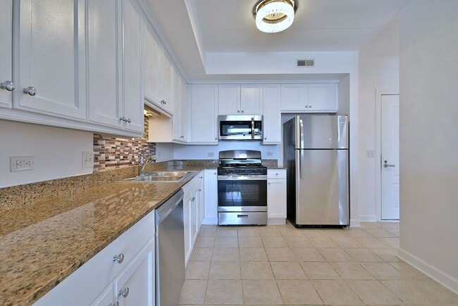 Building Photo - Bright & Spacious Condo in Great Location!