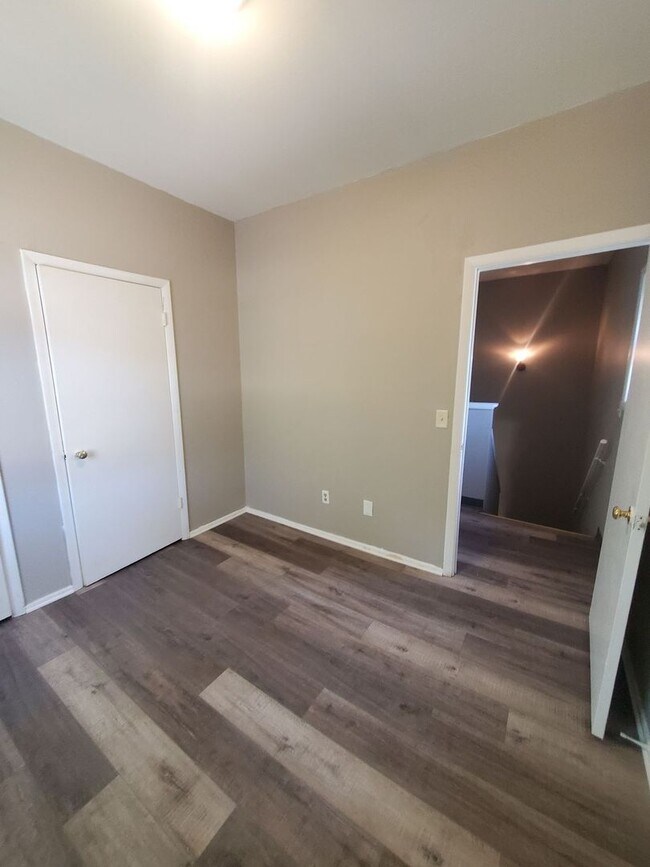 Building Photo - 505-507 W. Burleigh St. (Townhouse)(ACE PR...
