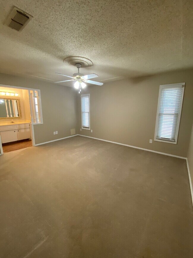 Building Photo - Charming 3-Bedroom Oasis with 2 Full Baths in Prime Lubbock Location - 1547 Sq Ft of Comfort!