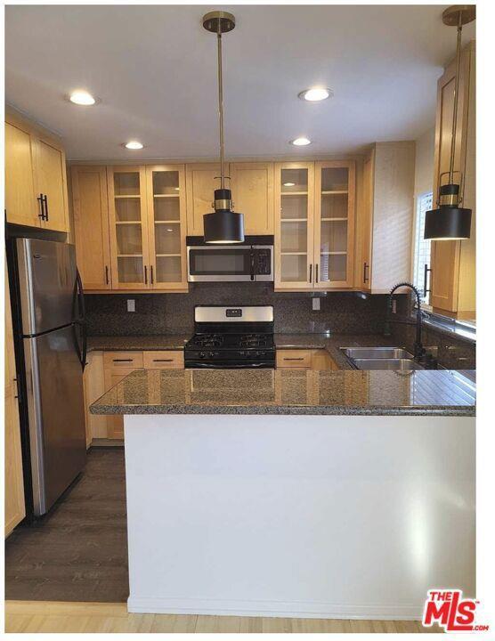 Building Photo - 435 S Palm Dr