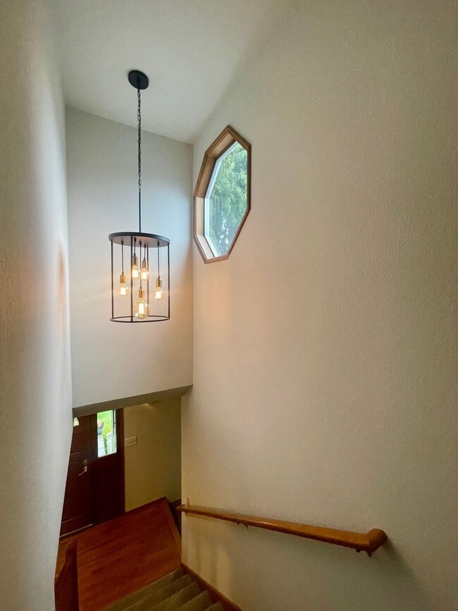 Building Photo - 4 bedroom, 2.5 Bath House in Mukilteo, $3995 per month