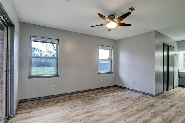 Building Photo - 10407 Fairview Dr