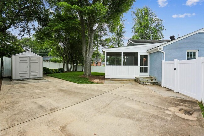 Building Photo - 3801 Denfeld Ave