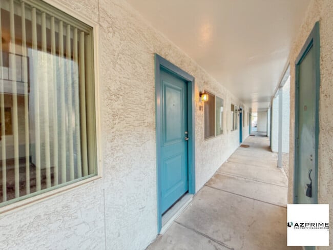 Building Photo - FREE FIRST MONTH'S RENT MOVE IN SPECIAL! Inviting 2/1 Phoenix Apartment with Modern Comforts!