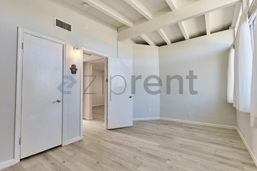 Building Photo - 915 N Holly St