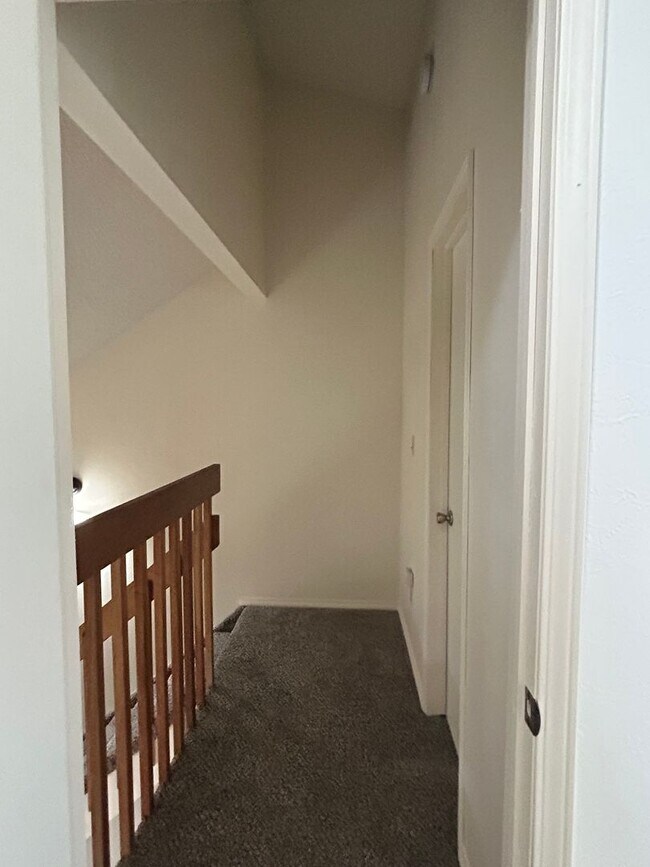 Building Photo - $1600/Month 1 Bed/ 1 Bath Townhome in Vill...