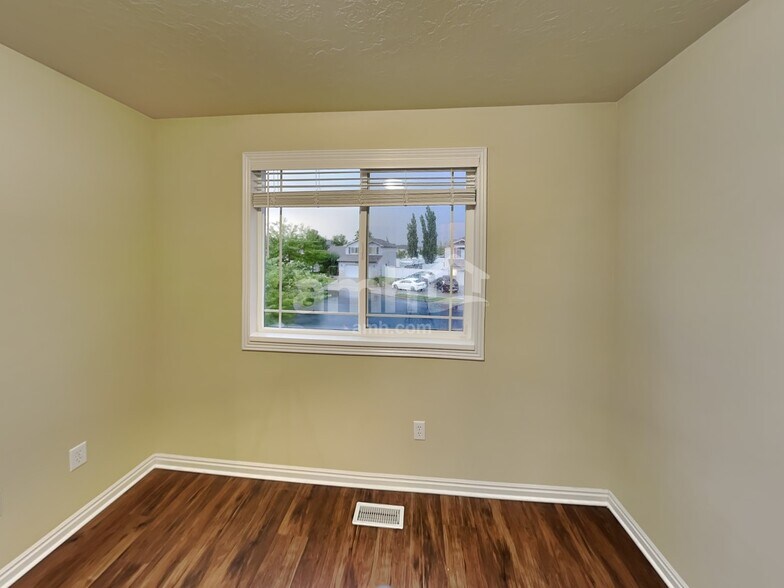 Building Photo - 1015 Westbury Ct