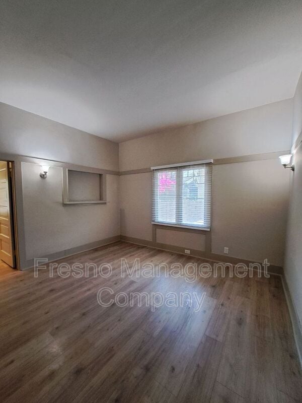 Building Photo - 827 E Dudley Ave