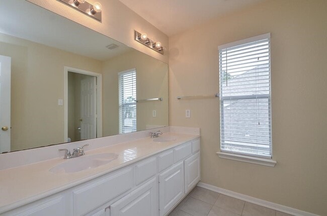 Building Photo - 20735 Fawnbrook Ct