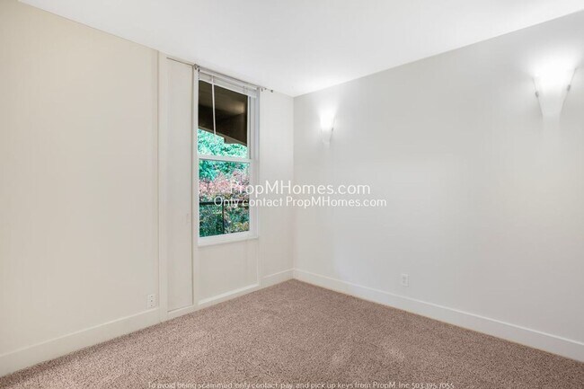 Building Photo - Lakefront Living – One-Bedroom Condo + Lak...
