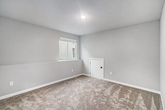 Building Photo - Brand New 5 Bedroom Condo!