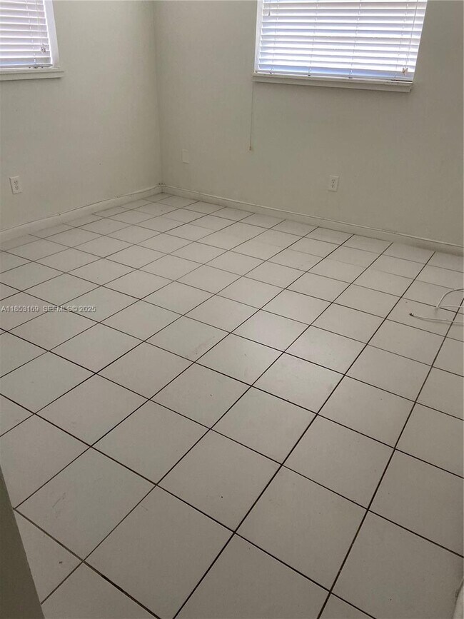 Building Photo - 1350 NE 119th St