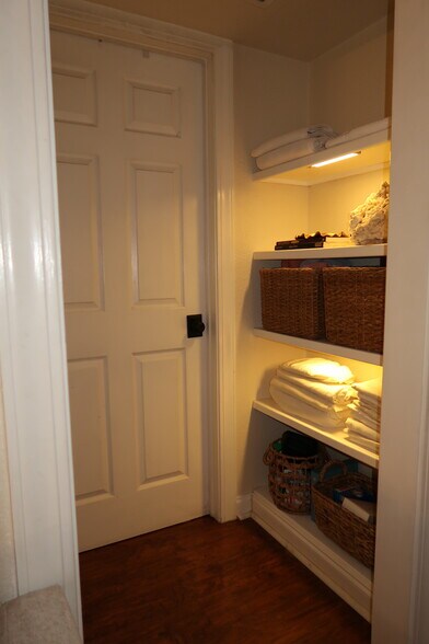 Building Photo - 11002 Lakeside Dr