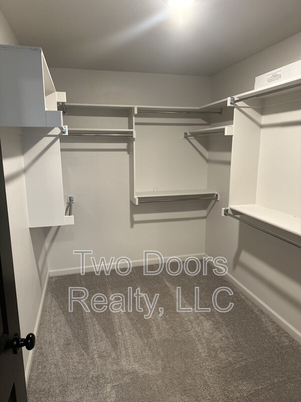 Building Photo - 2229 Roca Dr