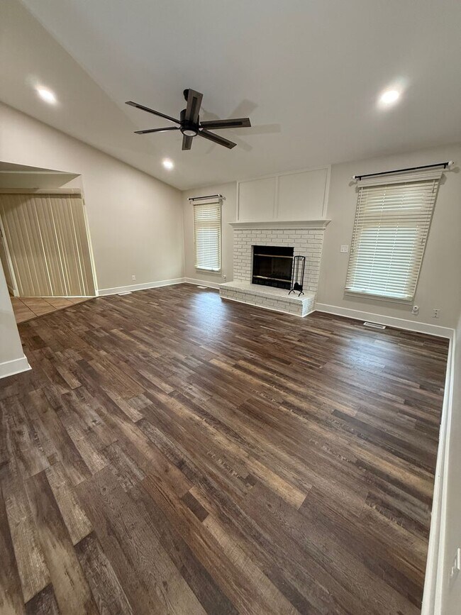 Building Photo - Spacious 3 Bedroom, 2 Bath - Your Derby Ho...