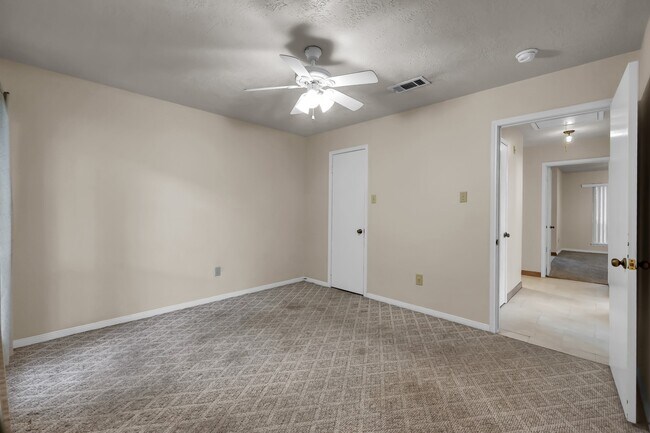 Building Photo - 284 Colonial Ct