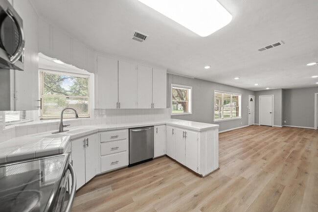 Building Photo - 721 20th Ave N