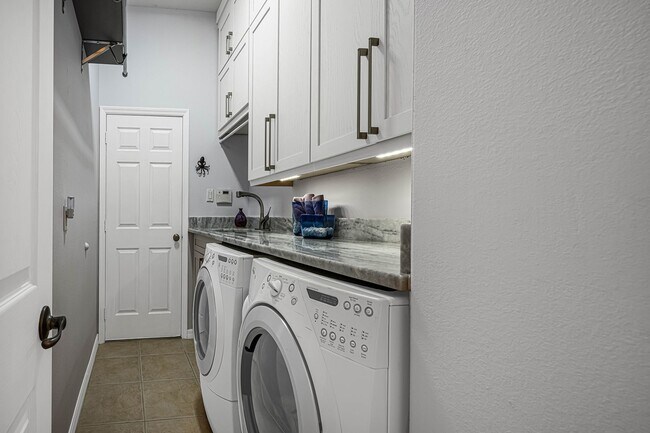 Building Photo - Stunning 4 Bedroom Fully Furnished Annual Rental w/ Heated Pool & 3-Car Garage In Osprey!!!