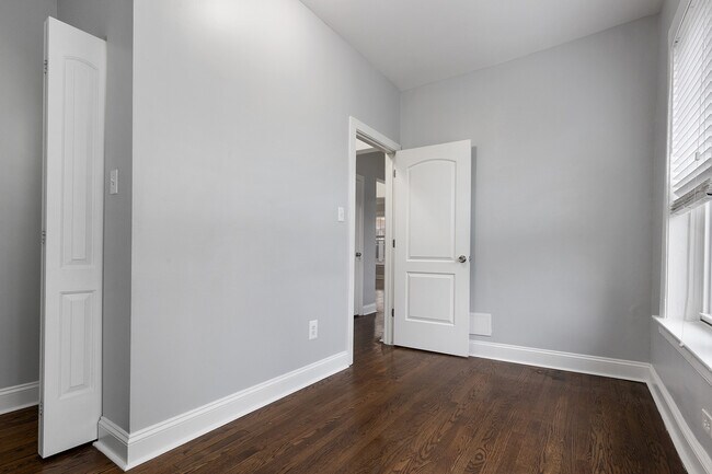 Building Photo - 1114 W Glenlake Ave