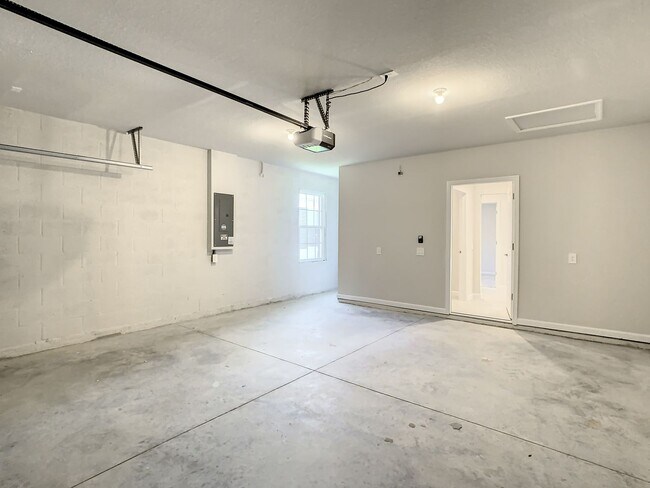 Building Photo - Villa Home in West Port - 3/2/2 close to s...