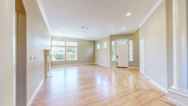Building Photo - Gorgeous Home with private yards, large de...