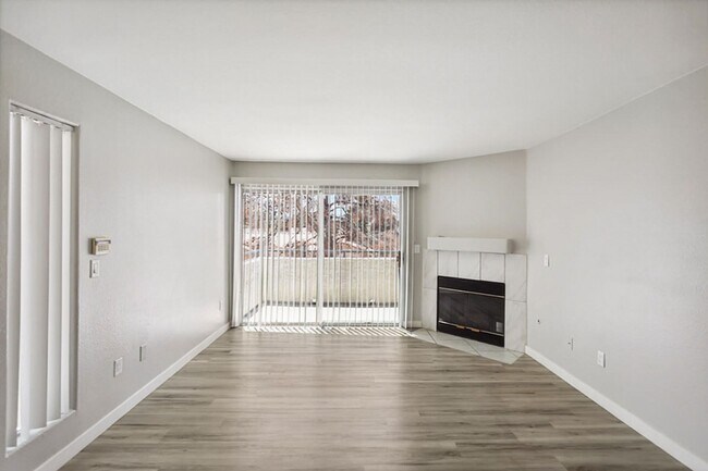 Building Photo - Centrally Located 3 Bed Condo In Gated Com...