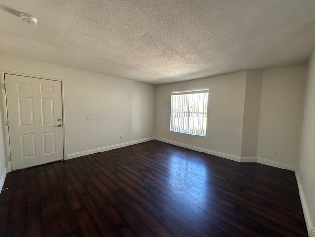 Building Photo - 1st Floor Condo!