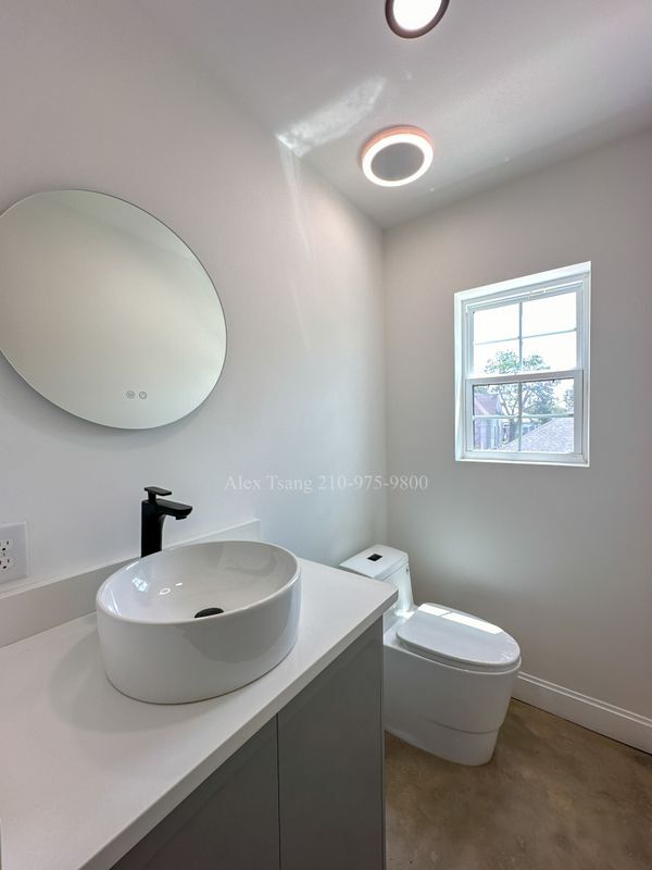 Building Photo - 218 S Olive St