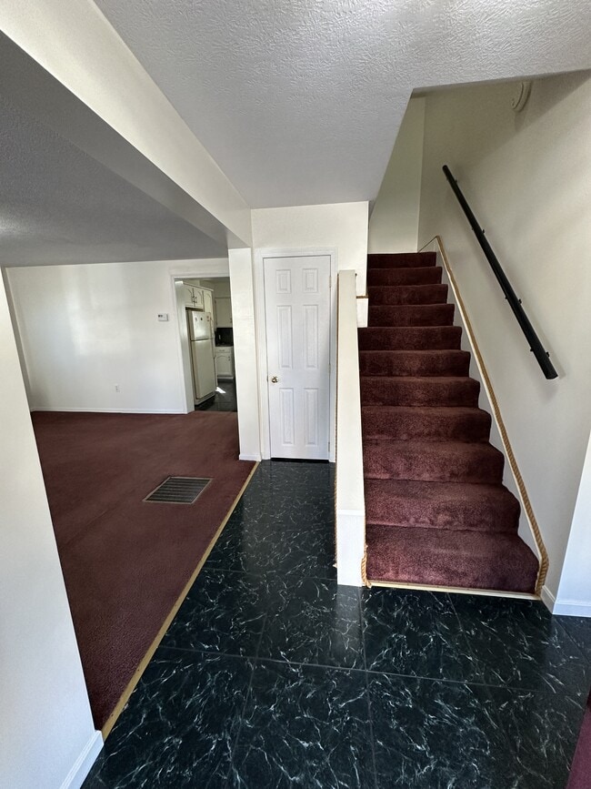 Building Photo - 962 W Main St