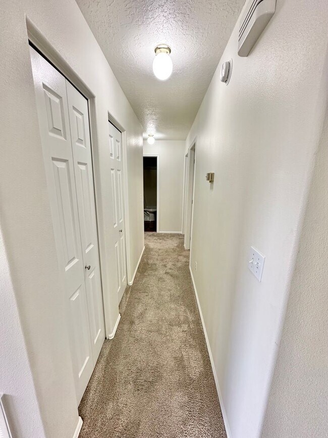 Building Photo - 4 bedrooms plus 2 additional areas. Price Reduced!!