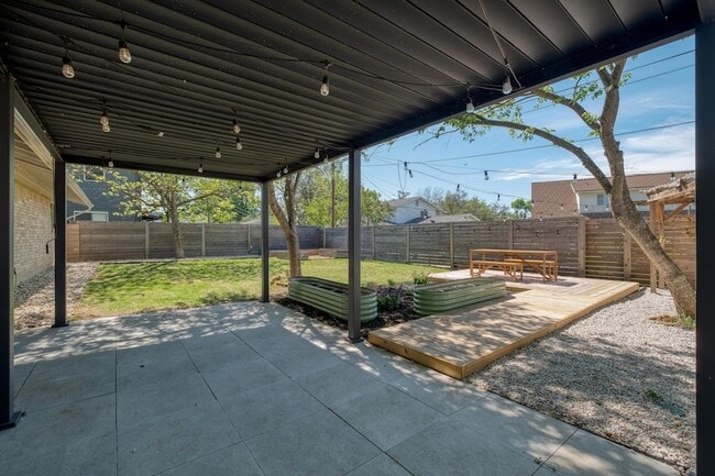 Building Photo - 2117 Gaston Pl Dr