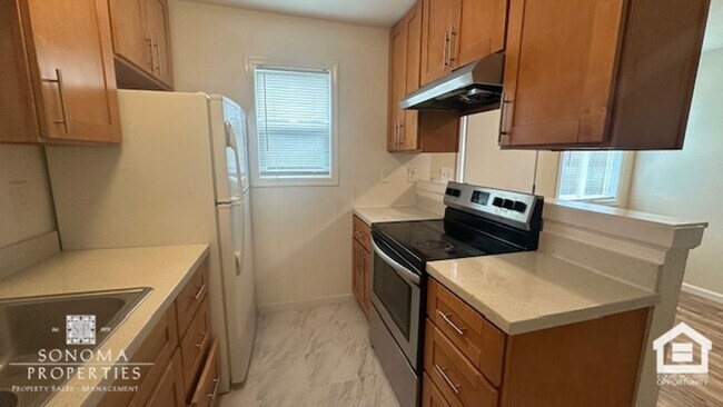 Building Photo - Charming 2BD/1.5BA Duplex