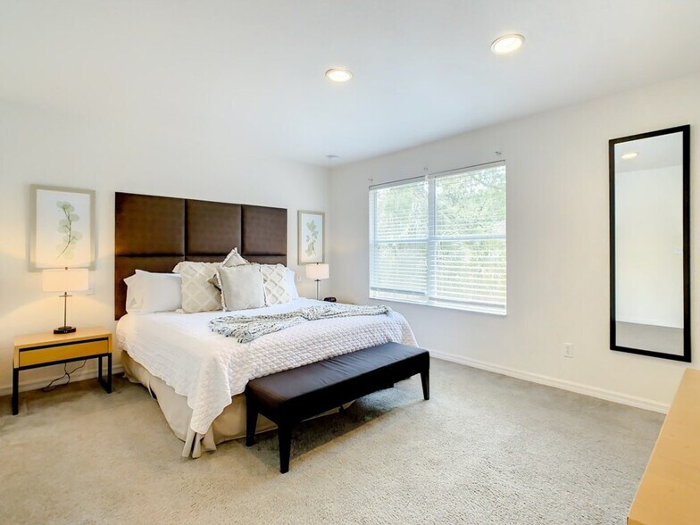 Building Photo - 2737 Coupe St