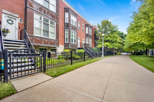 Building Photo - 948 W 15th Pl