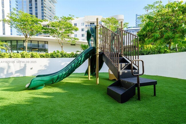 Building Photo - 700 NE 24th St