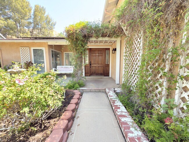 Building Photo - Spacious 4-Bedroom Home in Prime Santa Cla...