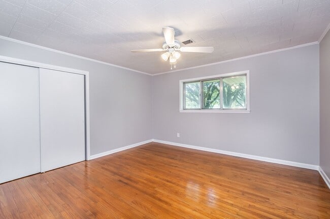 Building Photo - Large 4Bed/2Bath House on Beautiful Lot