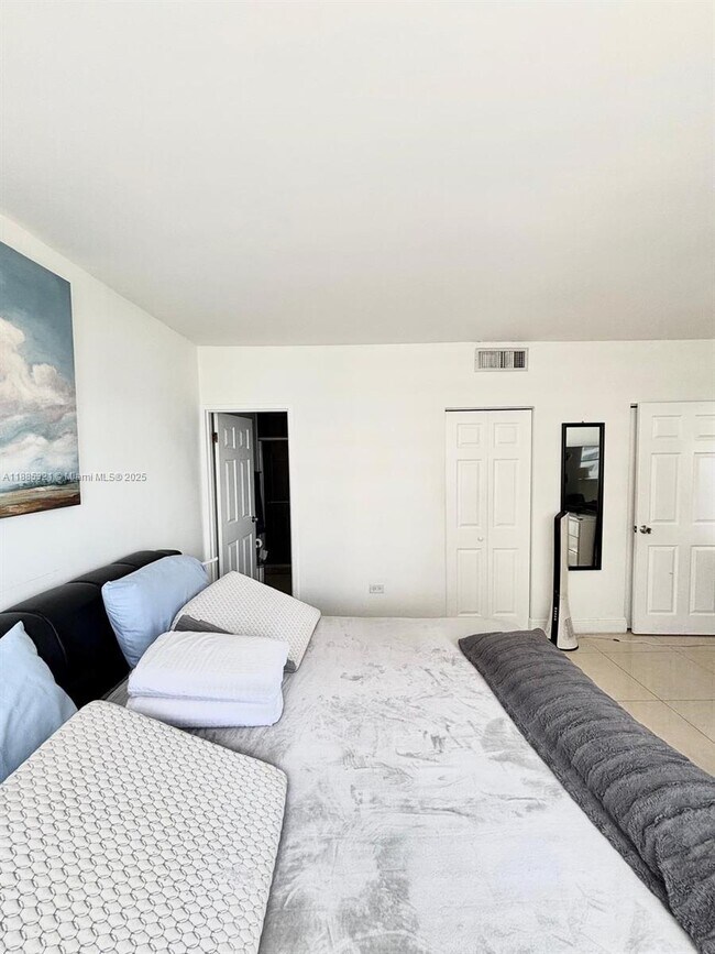 Building Photo - 801 Brickell Bay Dr