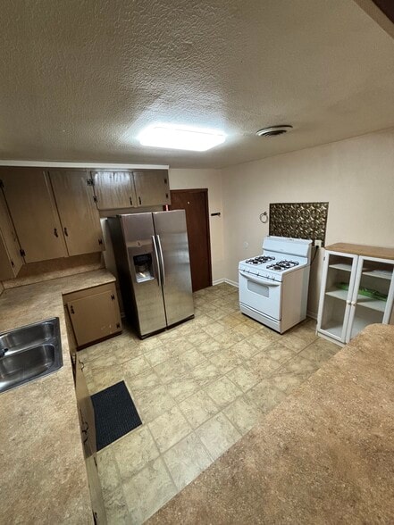 Building Photo - 17415 Sidney rd