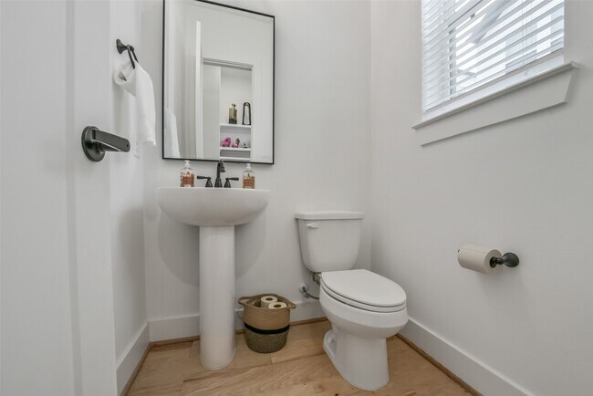 Building Photo - 718 W Donovan St