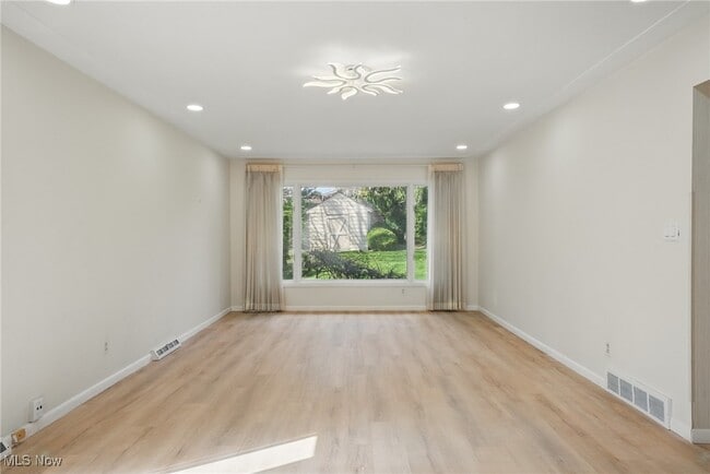 Building Photo - 33115 Ledge Hill Dr