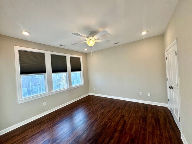 Building Photo - Experience Modern Coastal Living!