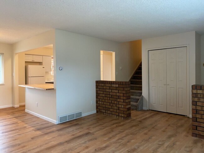 Building Photo - Spacious West-Side Tri-Level Home