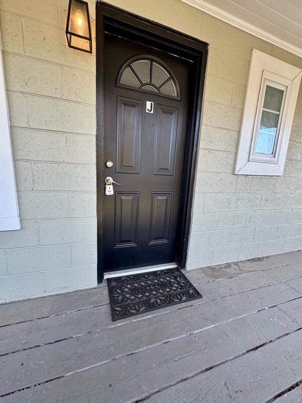 Building Photo - 402 S Holly St