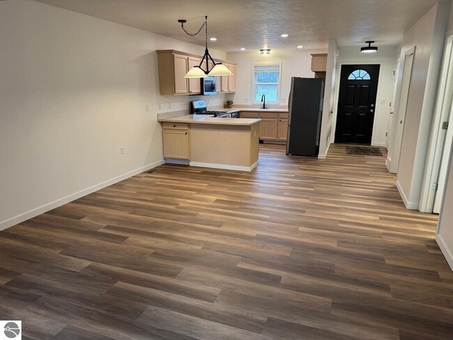 Building Photo - 1495 Newport St